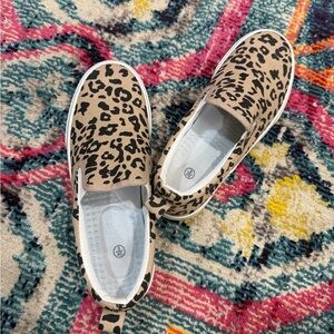 🐆🐆Women’s size 9
Leopard Print Slip-On Sneakers - Tan & Black!!
